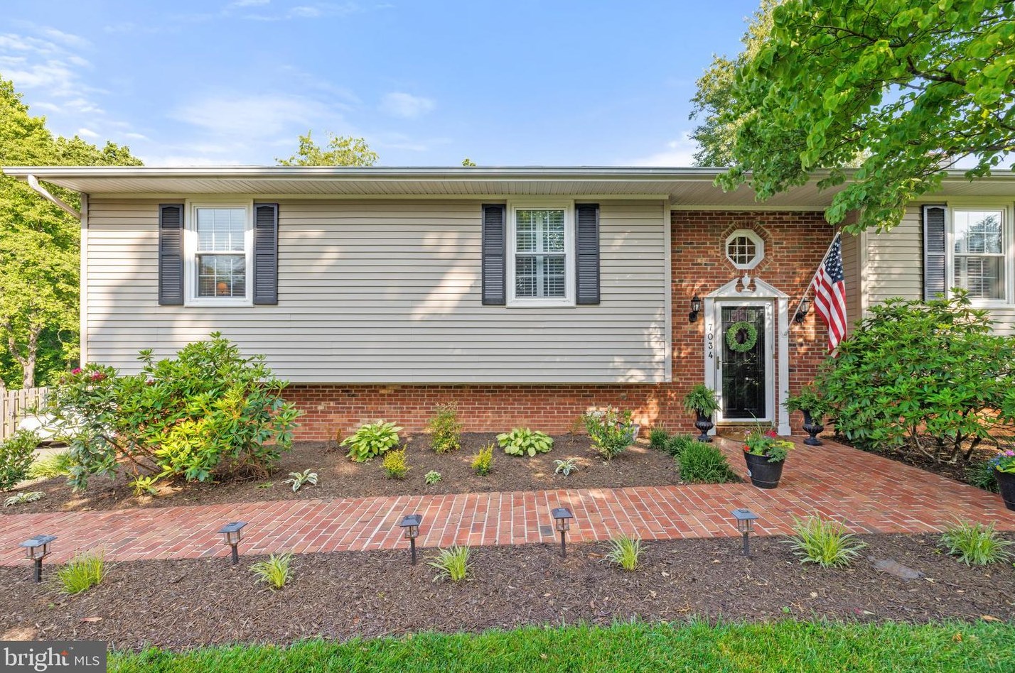7034 Stafford St, Warrenton, VA 20187-4187