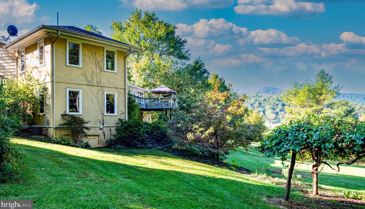 12216 Moss Hollow Rd, Markham, VA 22643