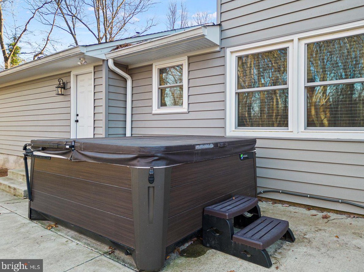 7377 Stuart Cir, Warrenton VA  20187-4551 exterior