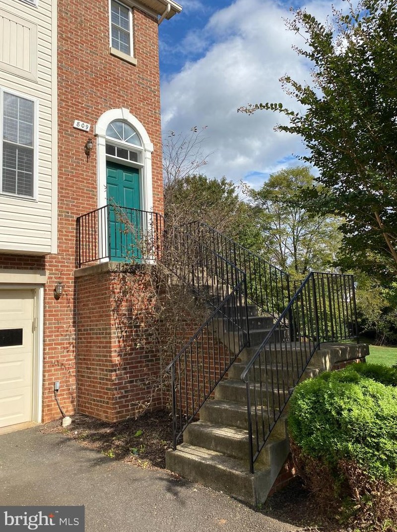 809 Col Edmonds Ct, Warrenton, VA 20186