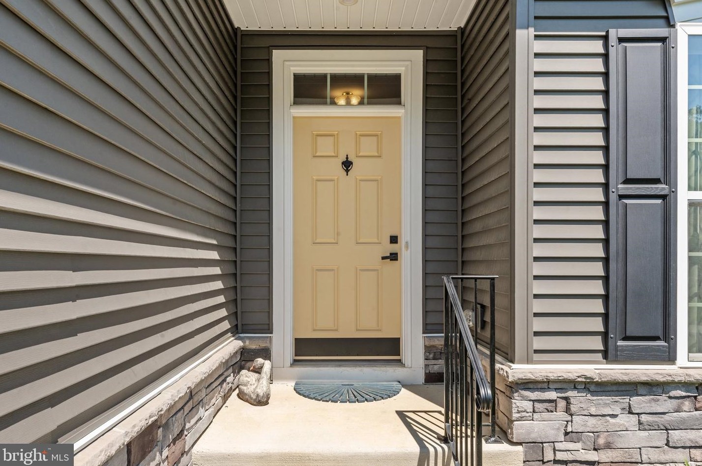 6490 Bob White Dr, Warrenton VA  20187-4705 exterior