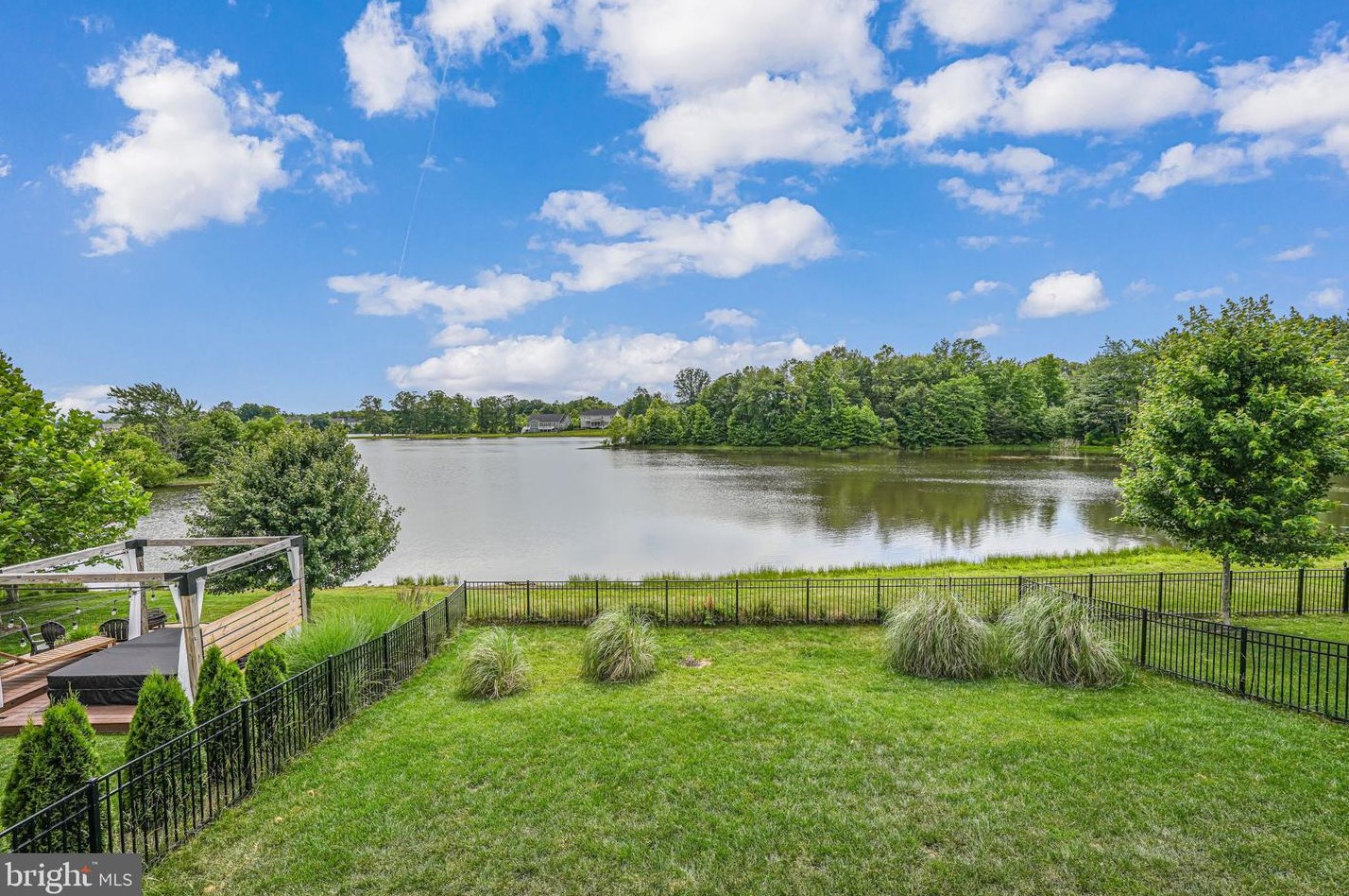 7122 Lake Dr, Warrenton VA  20187 exterior