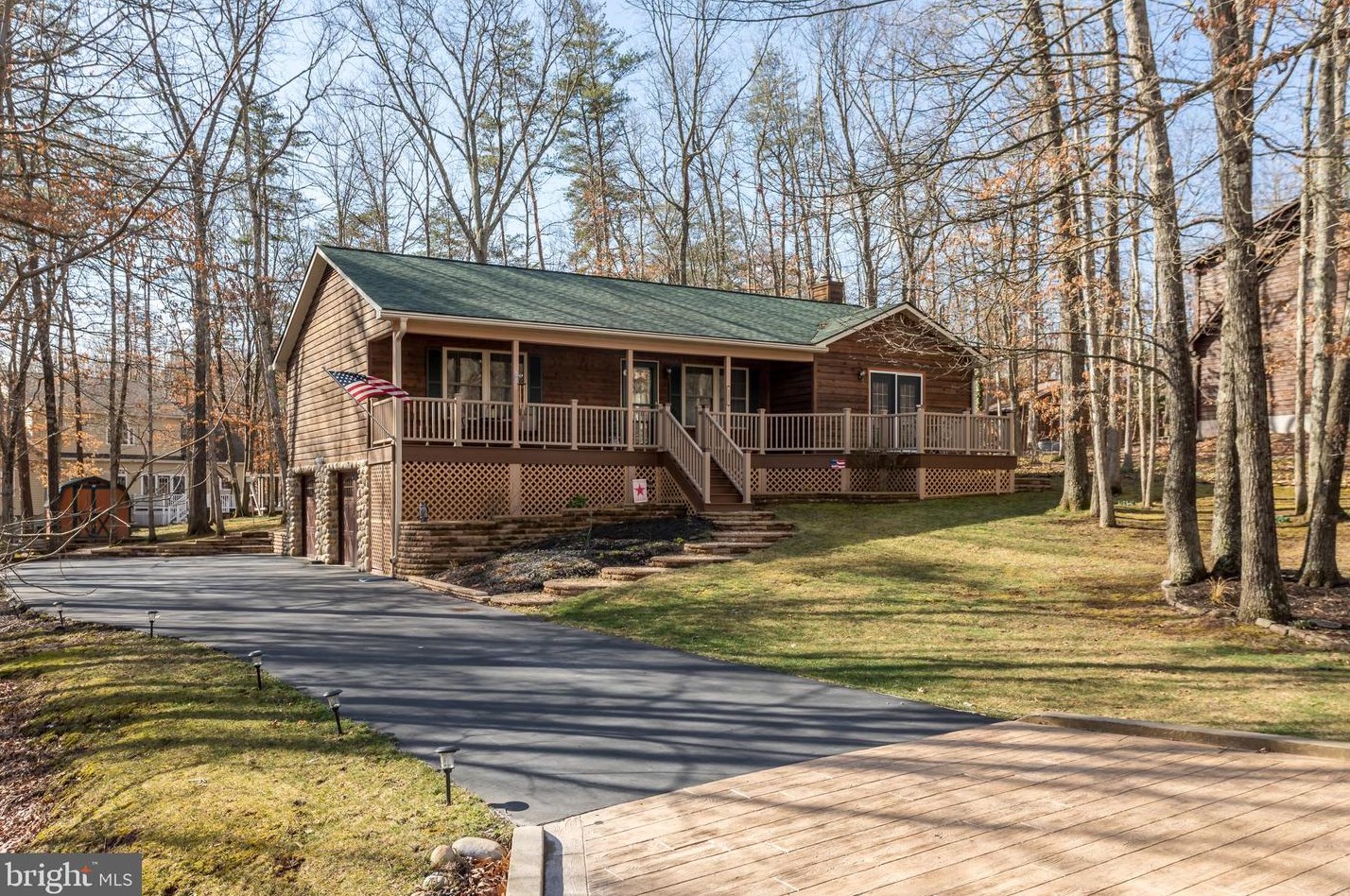 207 Laurel Dr, Cross Junction, VA 22625-2552
