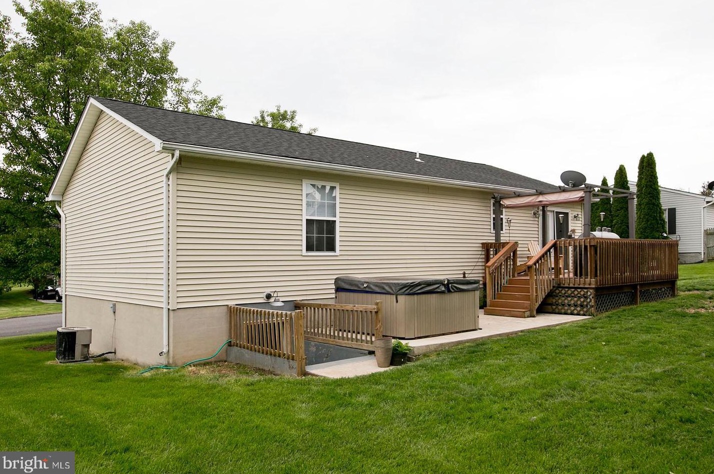 8015 Hillside Dr, Middletown, VA 22645-9571
