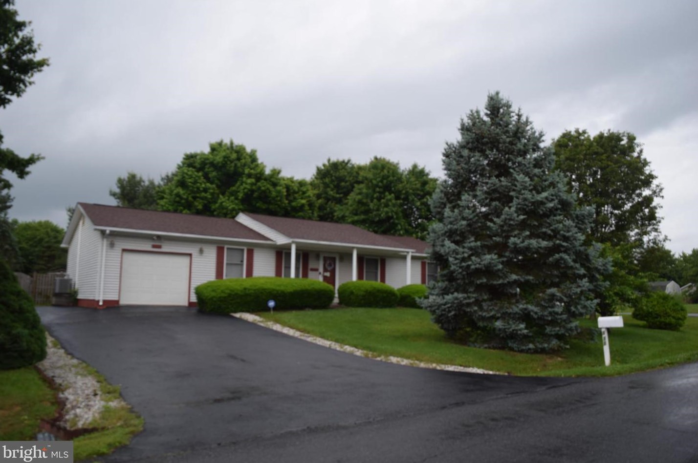 111 Somerset Dr, Stephens City, VA 22655-2352