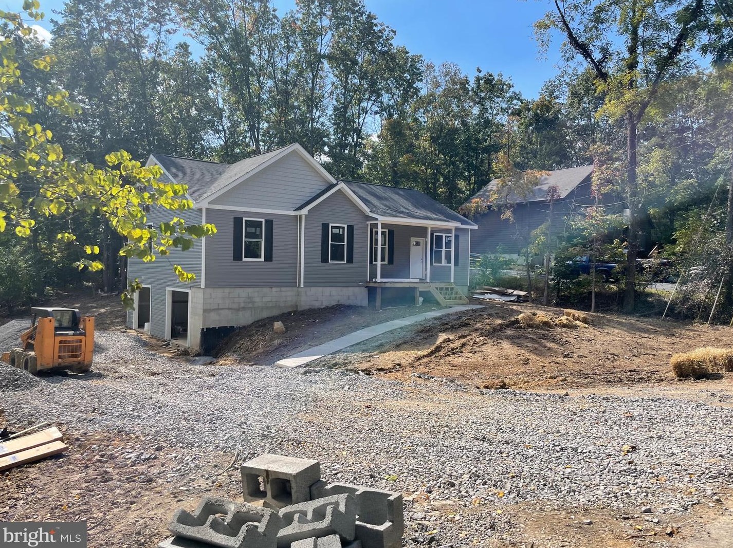 305 Lakeview Dr, Cross Junction, VA 22625