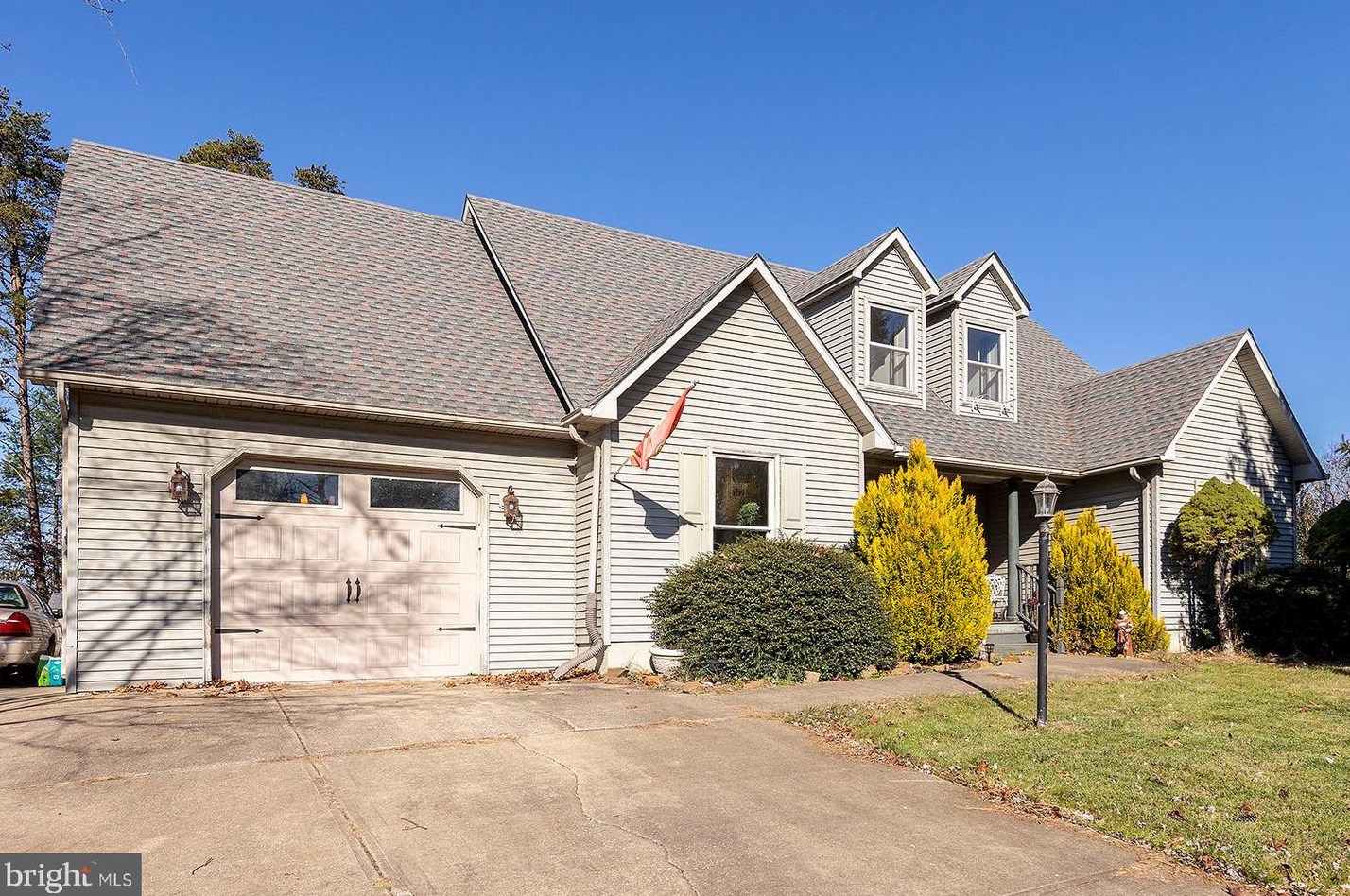 408 S Lakeview Dr, Cross Junction, VA 22625