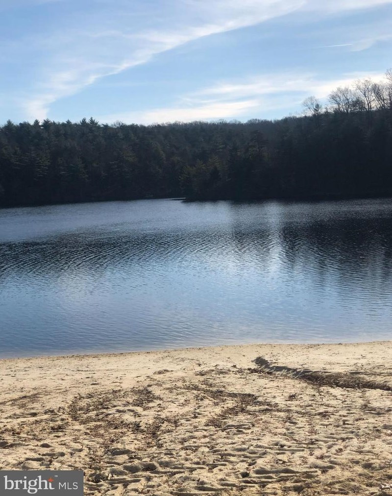 1042 Lakeview Dr, Cross Junction, VA 22625