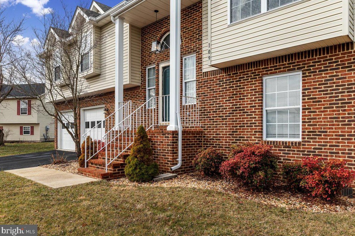 109 New Kent Ct, Stephens City, VA 22655-5938