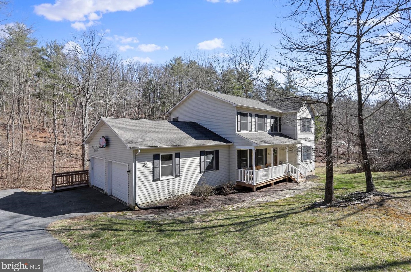 627 Lakeview Dr, Cross Junction, VA 22625