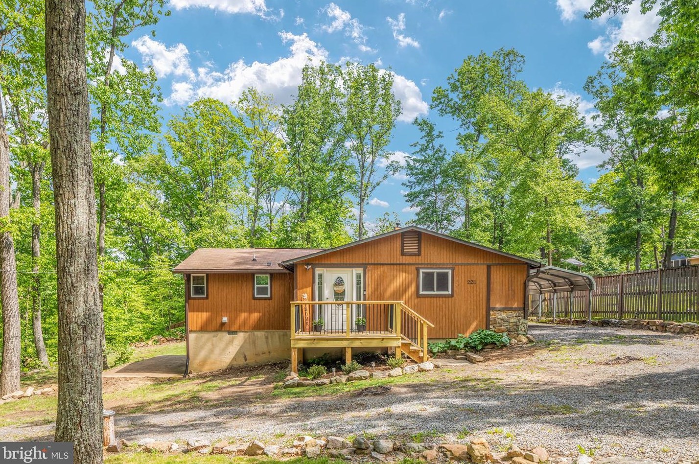 221 Graywolf Trl, Winchester VA  22602-1433 exterior