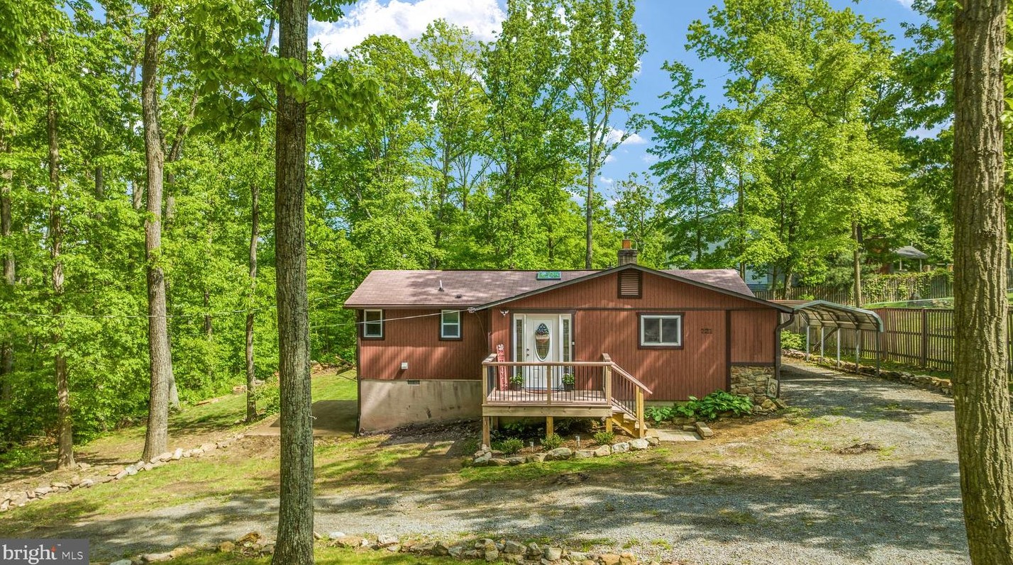 221 Graywolf Trl, Winchester VA  22602-1433 exterior