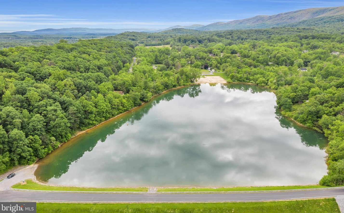 221 Graywolf Trl, Winchester VA  22602-1433 exterior