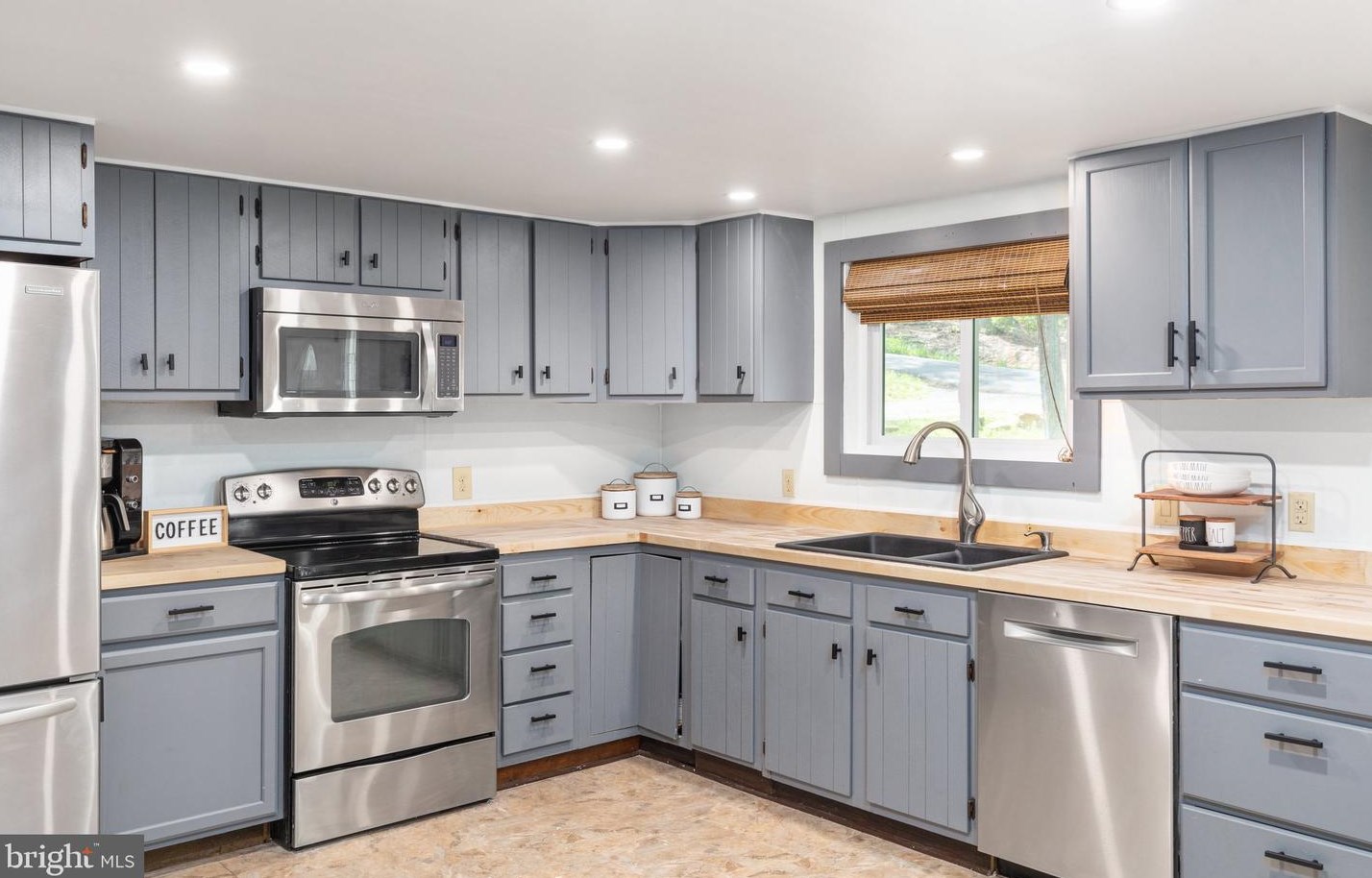 221 Graywolf Trl, Winchester VA  22602-1433 exterior