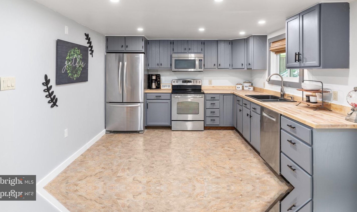 221 Graywolf Trl, Winchester VA  22602-1433 exterior