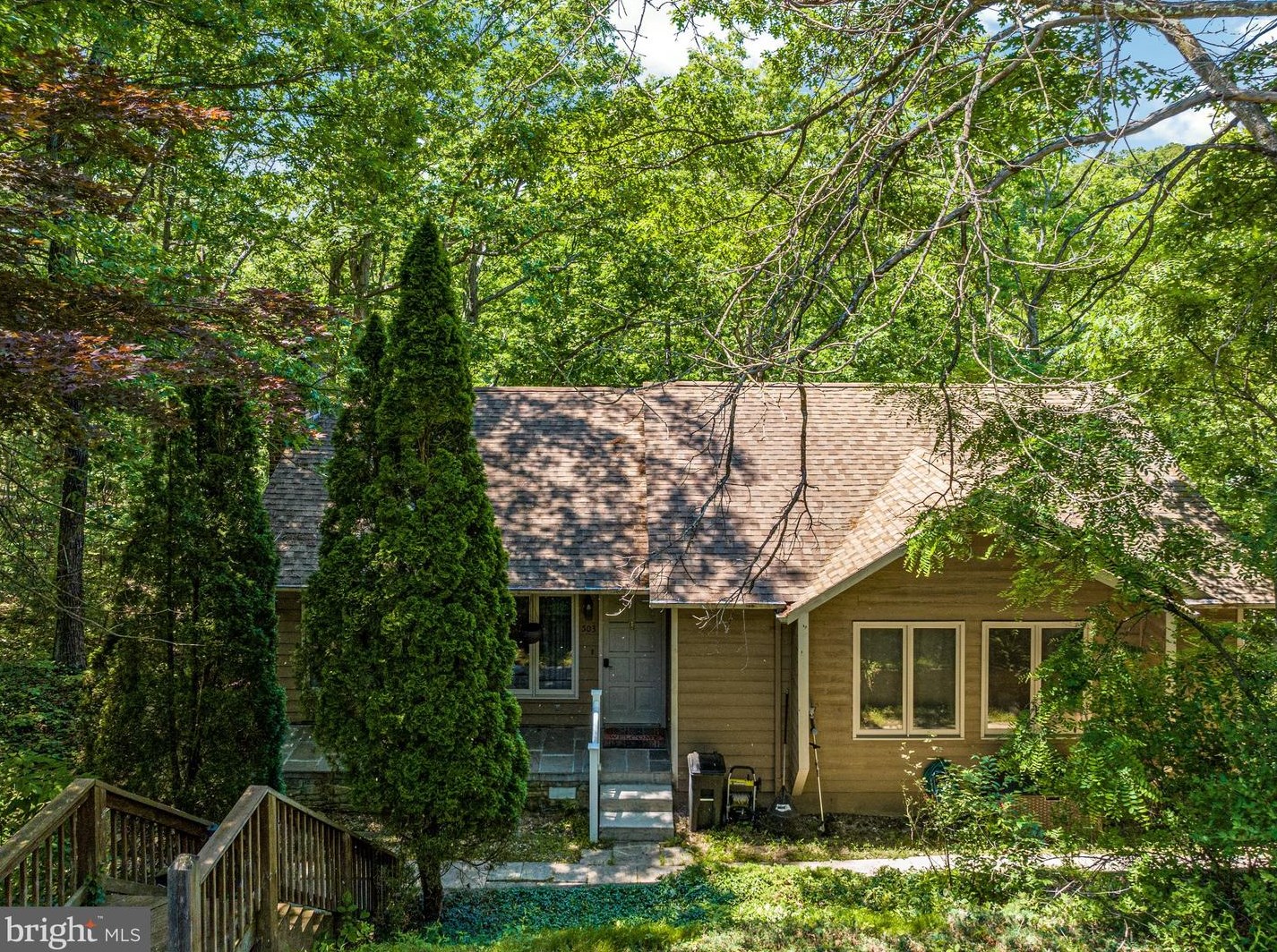503 Lakeview Dr, Cross Junction, VA 22625