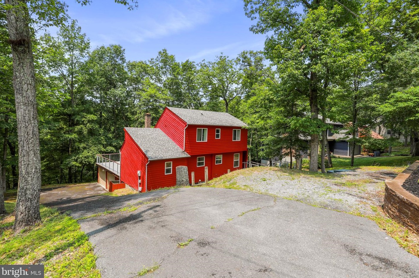 221 Fairway Cir, Cross Junction, VA 22625