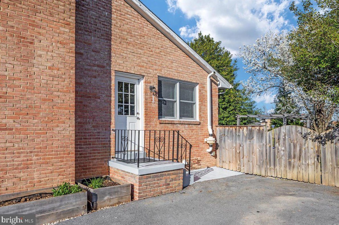 141 Wilkins Dr, Winchester VA  22602-6034 exterior