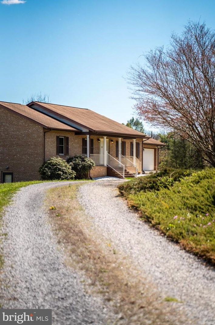 208 Sorrel Ln, Winchester VA  22602-4756 exterior