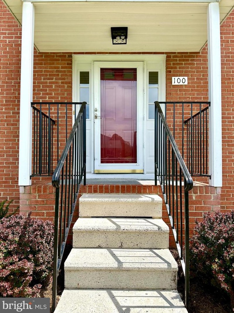 100 Van Buren Ct, Winchester, VA 22602-6243