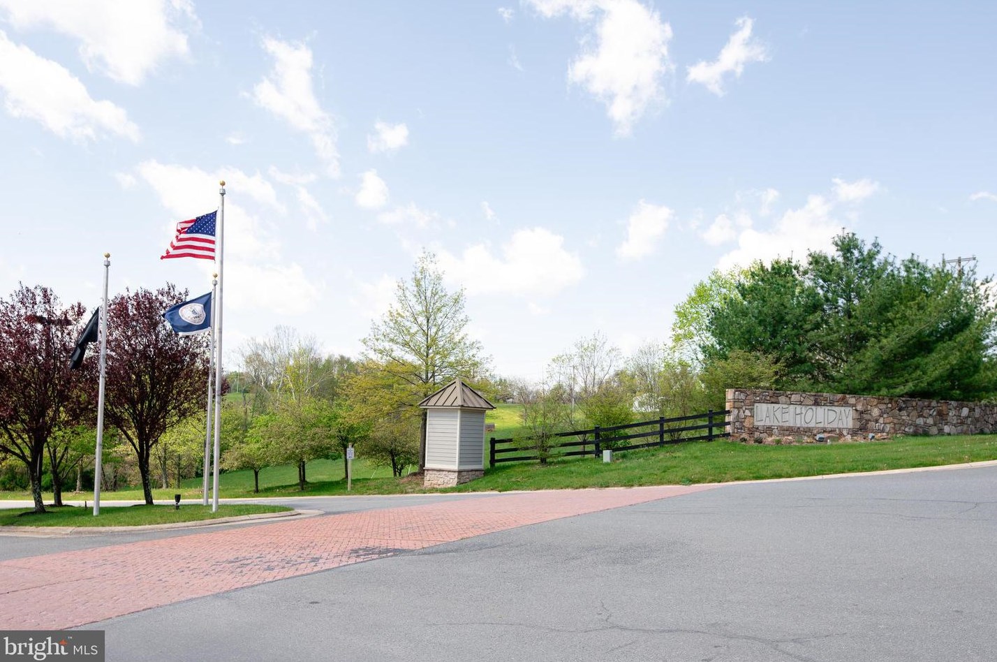 602 Lakeview Dr, Cross Junction, VA 22625