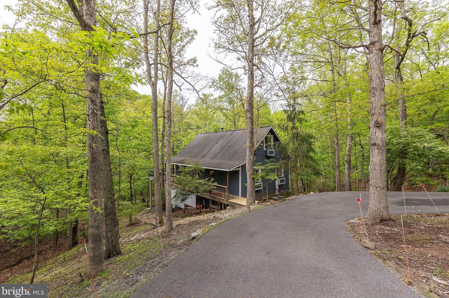 1249 Lakeview Dr, Cross Junction, VA 22625