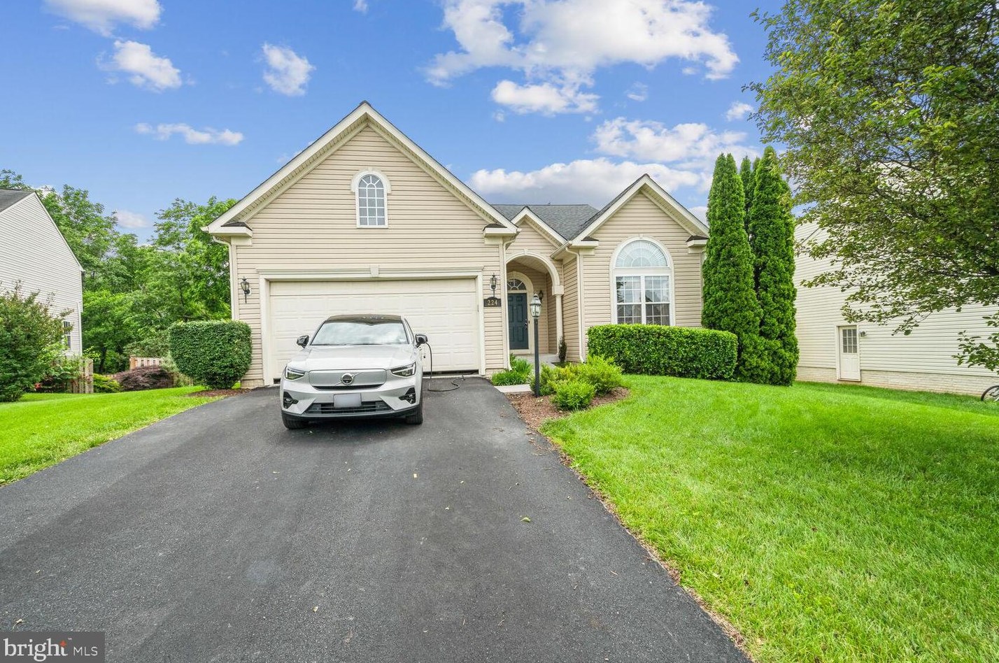 224 Stephens Run St, Stephens City, VA 22655-2883