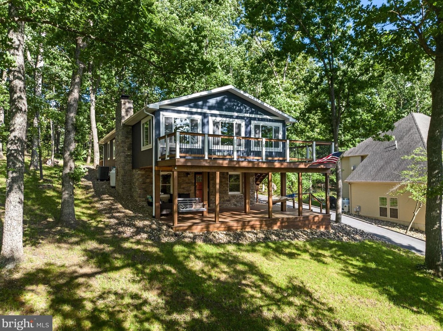 1066 Lakeview Dr, Cross Junction, VA 22625