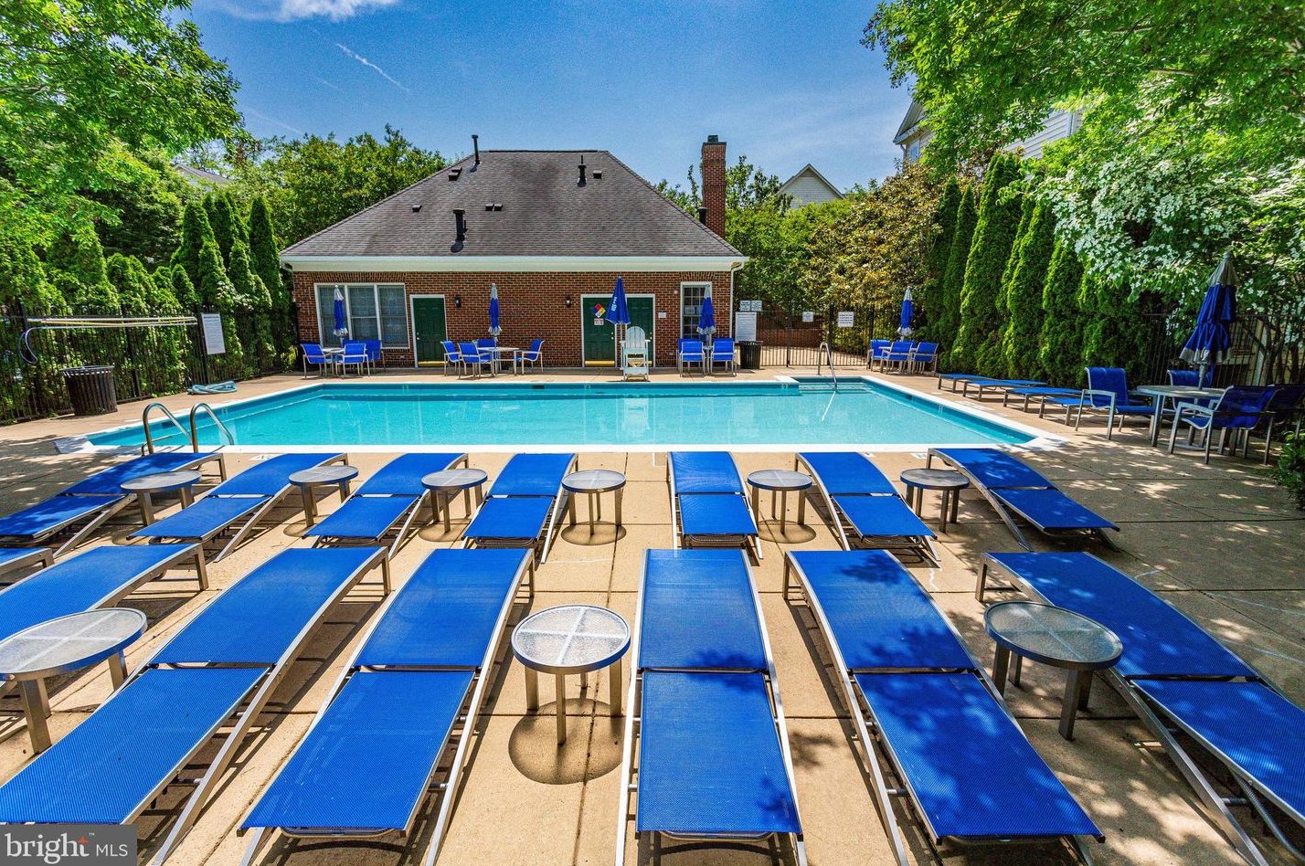 8896 Ashgrove House Ln, Vienna VA 22182-5550 exterior