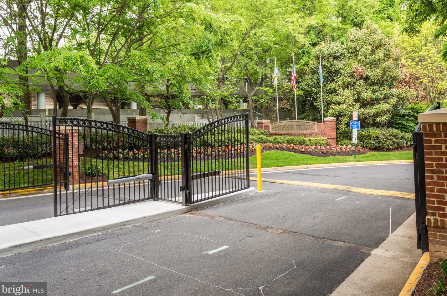 8896 Ashgrove House Ln, Vienna VA 22182-5550 exterior