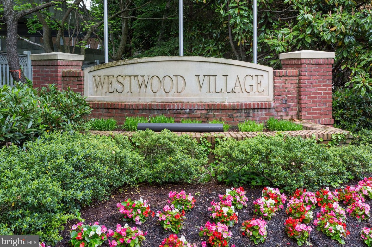 8896 Ashgrove House Ln, Vienna VA 22182-5550 exterior