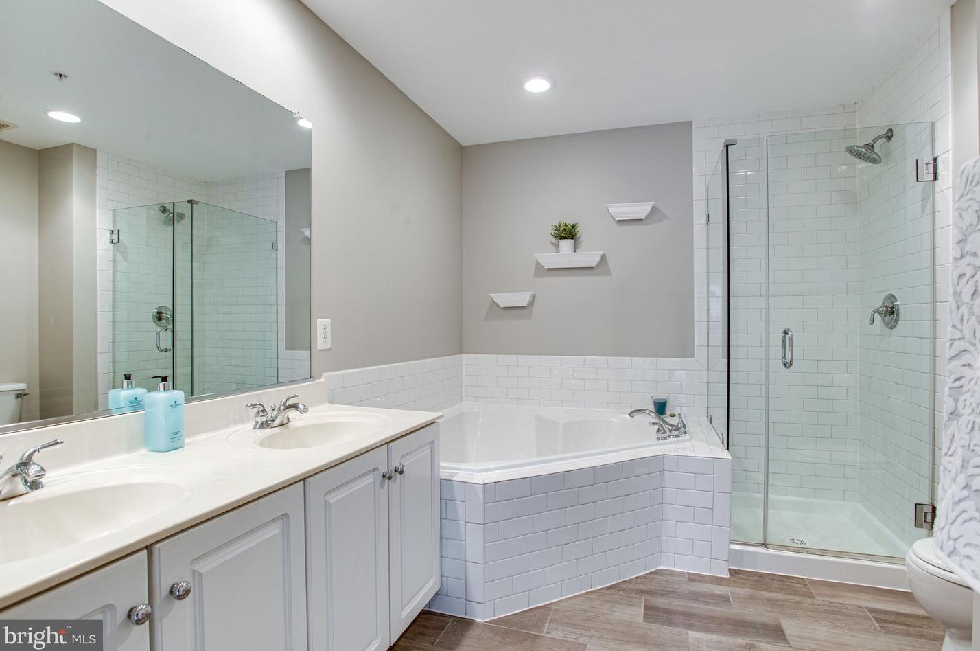 8896 Ashgrove House Ln, Vienna VA 22182-5550 exterior