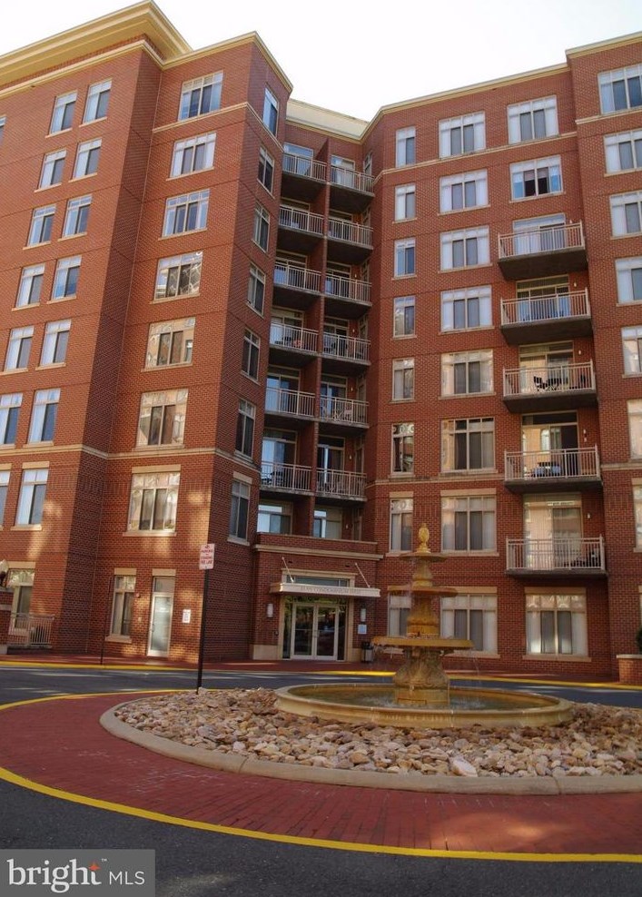 4490 Market Commons Dr #608, Fairfax, VA 22033