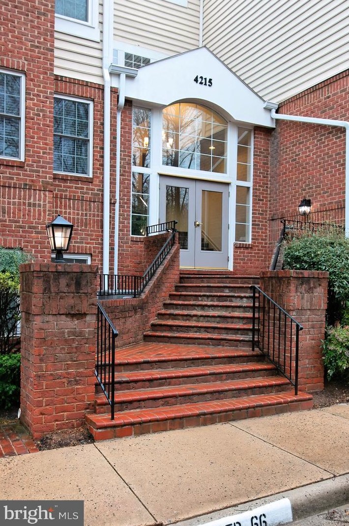 4215 Mozart Brigade Ln, Fairfax, VA 22033-3973