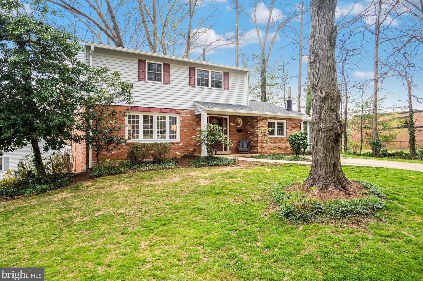 9301 Woodfield St, Fairfax, VA 22032-1824
