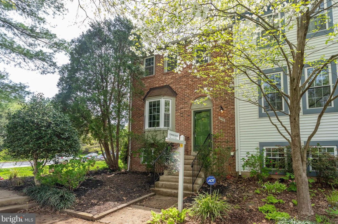 5776 Walnut Wood Ln, Springfield, VA 22015