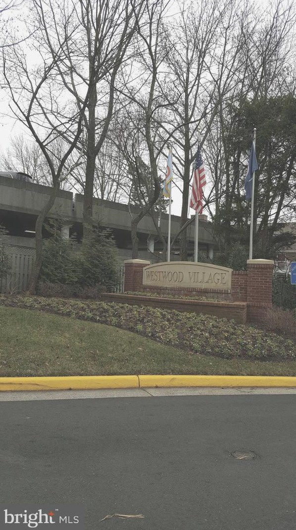 1608 Leeds Castle Dr, Vienna, VA 22182