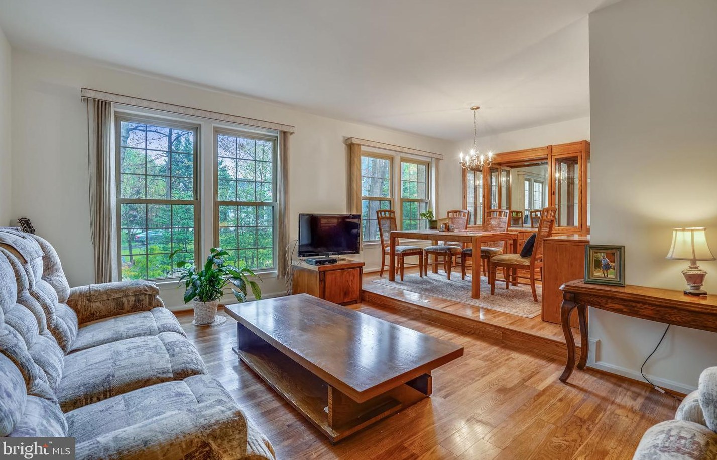 10366 Hampshire Green Ave, Fairfax, VA 22032-3219