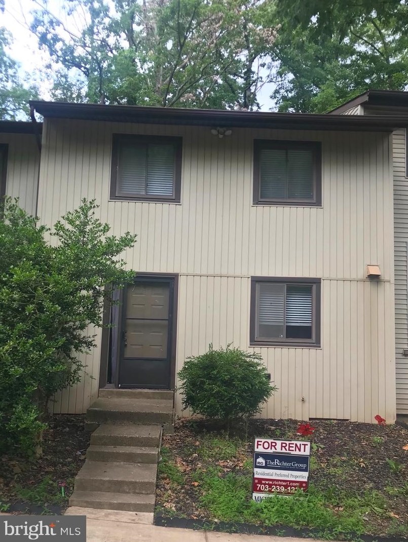 2373 Emerald Heights Ct, Herndon, VA 20191
