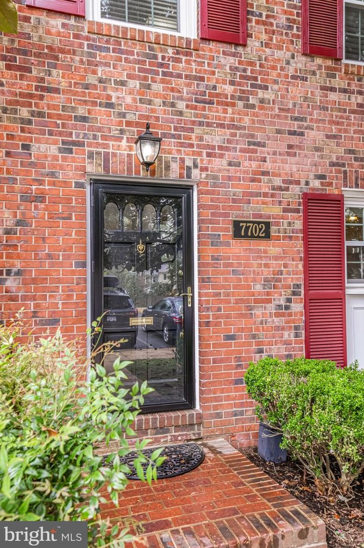 7702 Tiverton Dr, Springfield, VA 22152