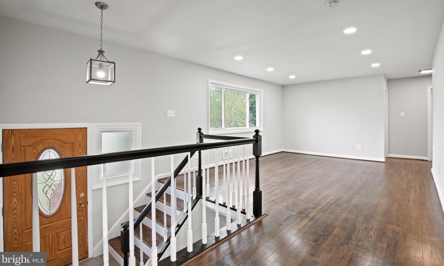 7102 Kerr Dr, Springfield, VA 22150