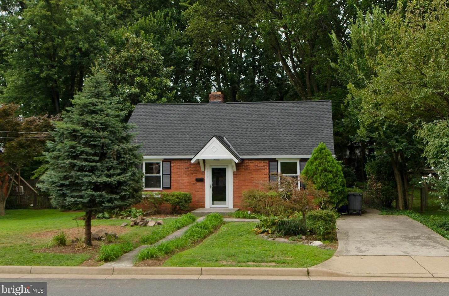 6819 Jackson Ave, Falls Church, VA 22042
