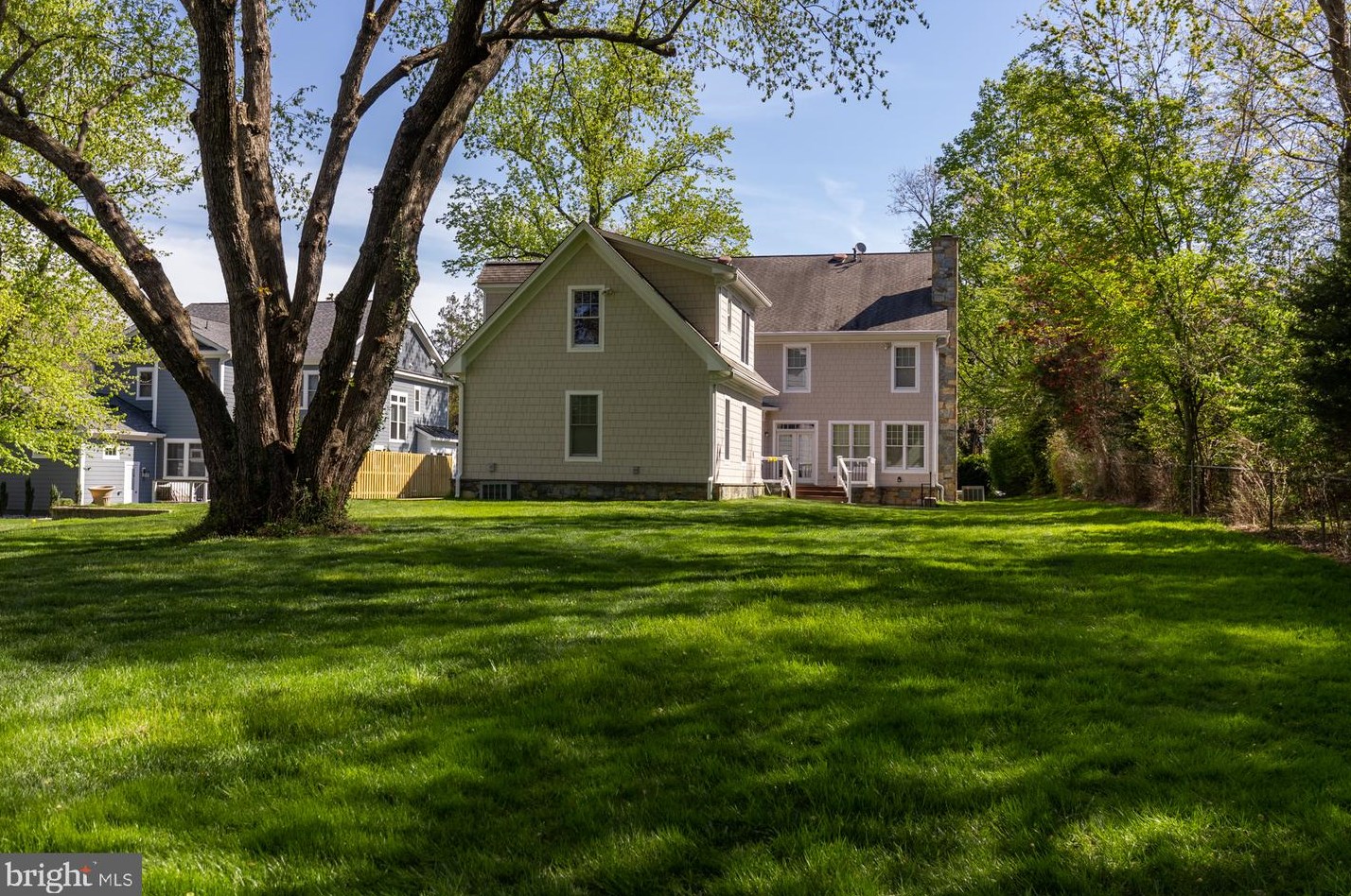 606 Hillcrest Dr, Vienna, VA 22180-6364