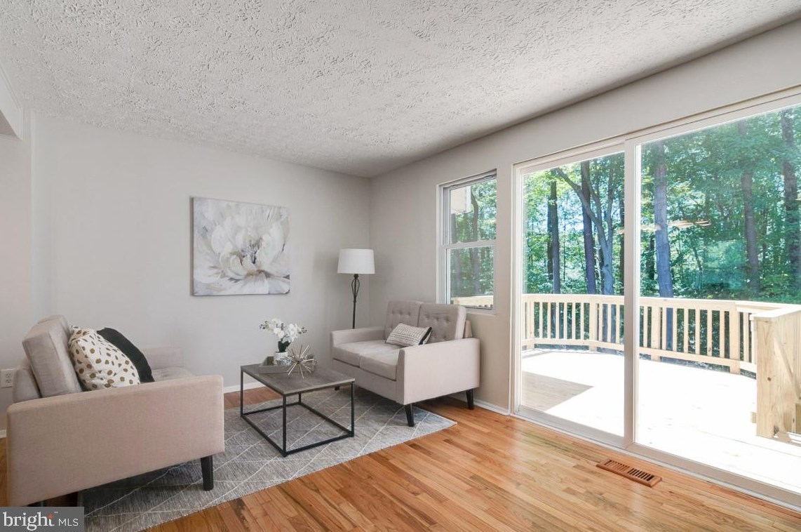 8444 Sugar Creek Ln, Springfield, VA 22153