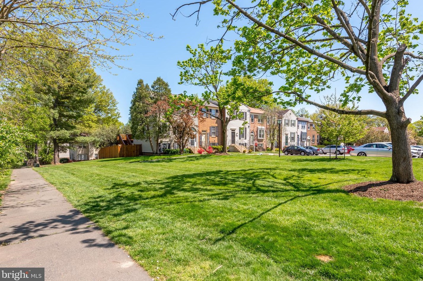2755 Stone Hollow Dr, Vienna, VA 22180-7073