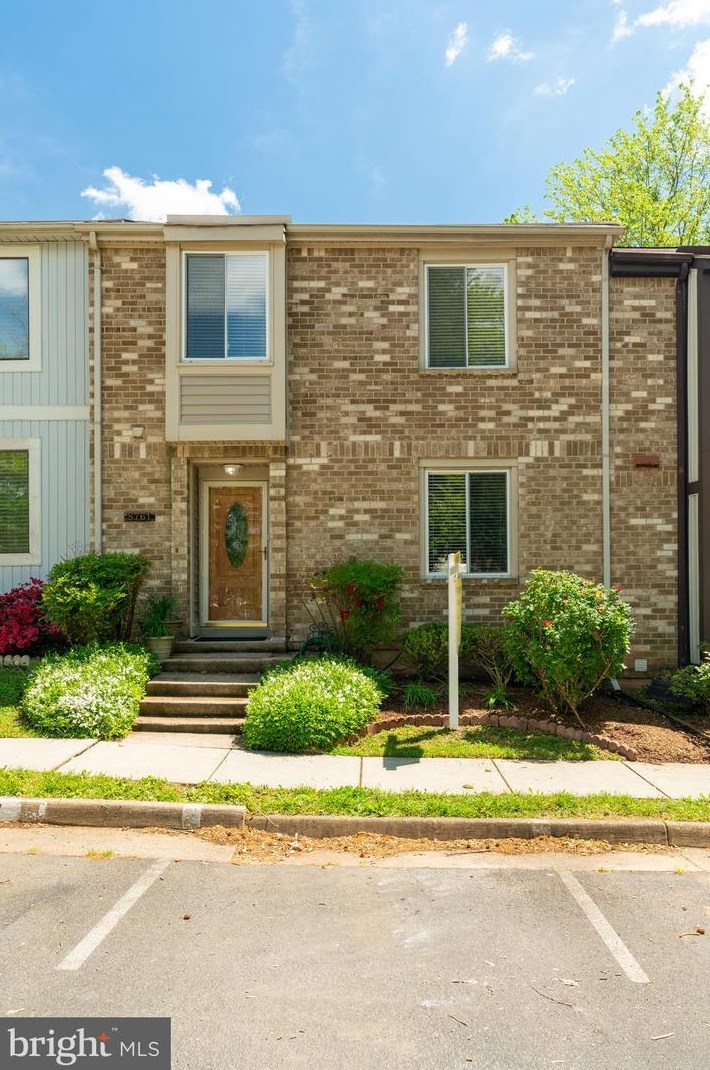 8761 Ridge Hollow Ct, Springfield, VA 22152