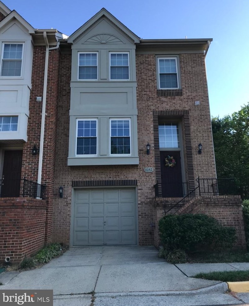 8042 Merry Oaks Ct, Vienna, VA 22182