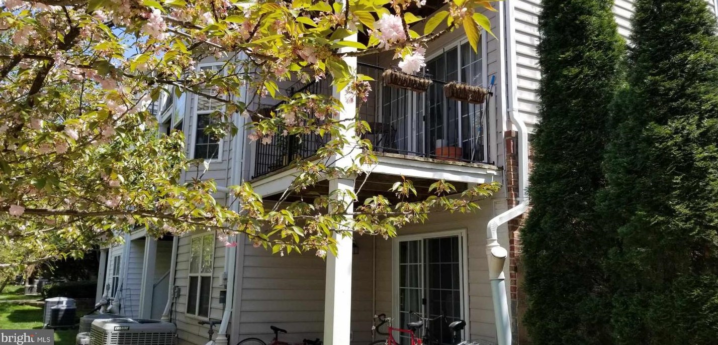 1592 Leeds Castle Dr #101, Vienna, VA 22182