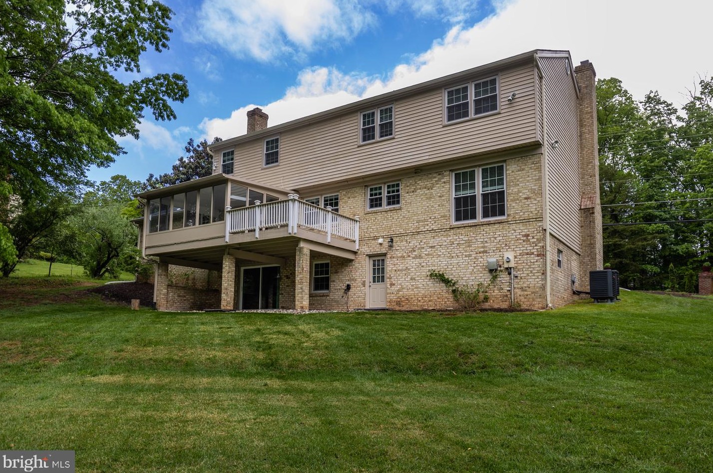 2043 Hunter Mill Rd, Vienna, VA 22181-2836