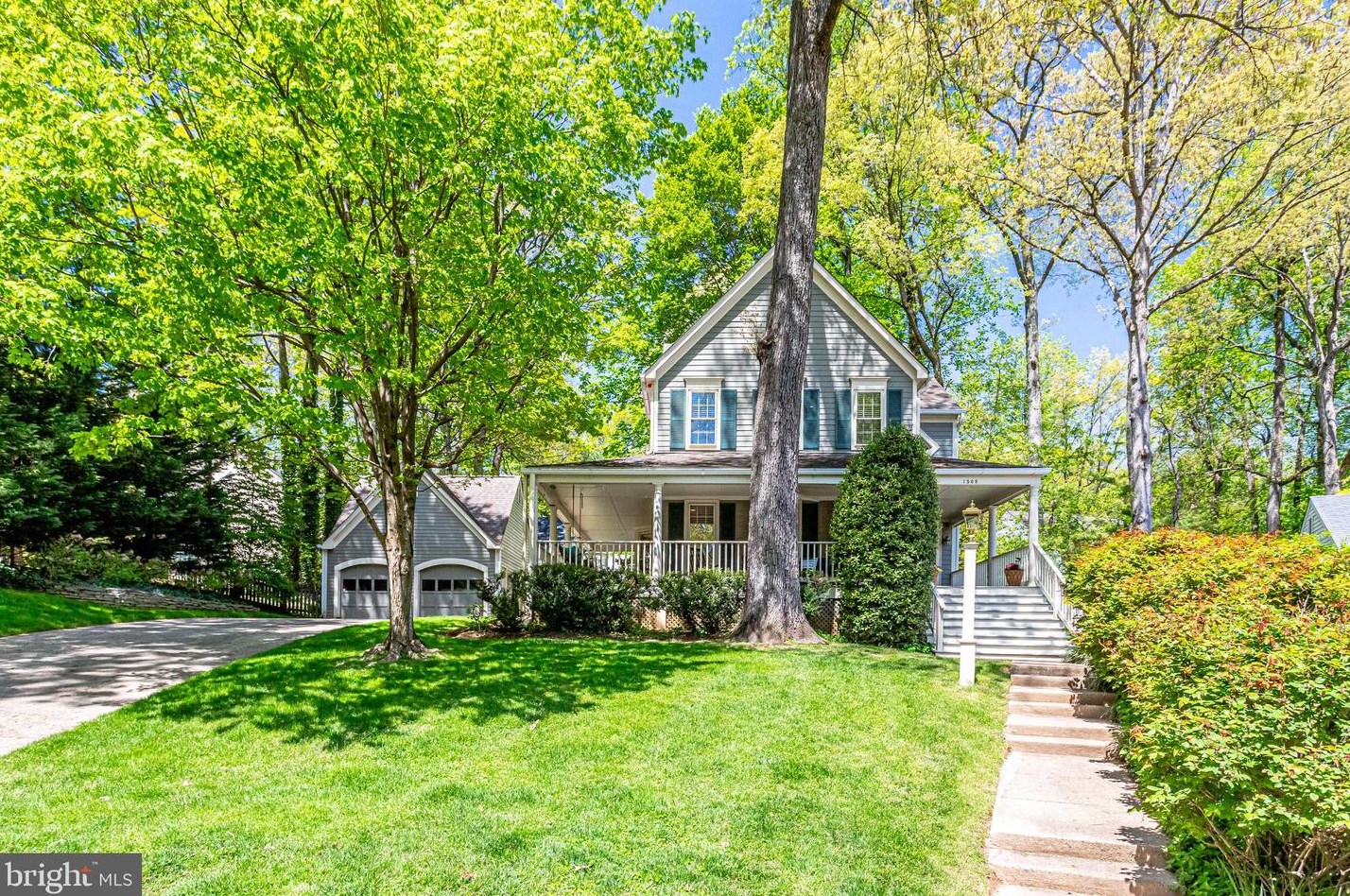 1568 Harpers Cove Ln, Herndon, VA 20194